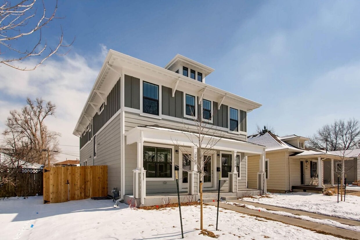 Primary Photo - Beautiful 4 Bedroom 4 Bathroom half Duplex...