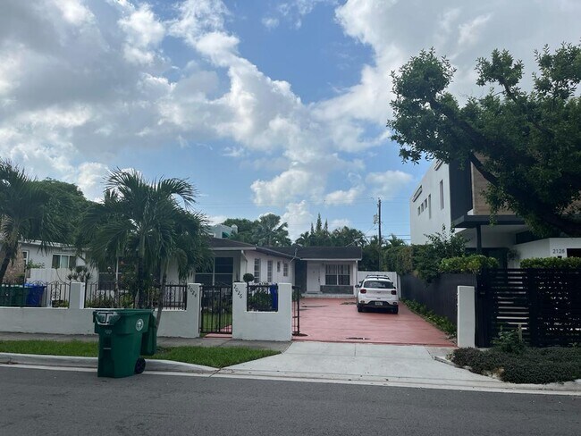 Foto del edificio - 2026 SW 9th St
