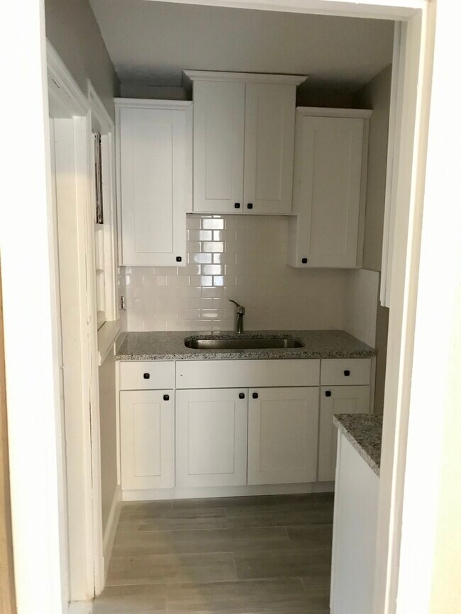 Foto del edificio - Coming Soon: 3-Bedroom Home with Covered Porch & Detached Garage