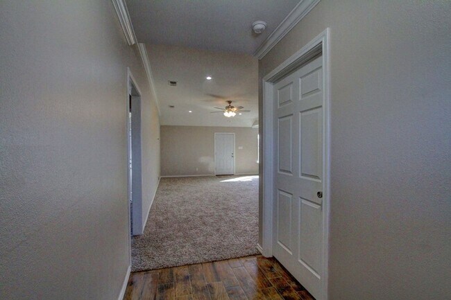Foto del edificio - COMING SOON - 4 Bedroom Home + 2 Car Garage and Privacy Fenced Backyard!