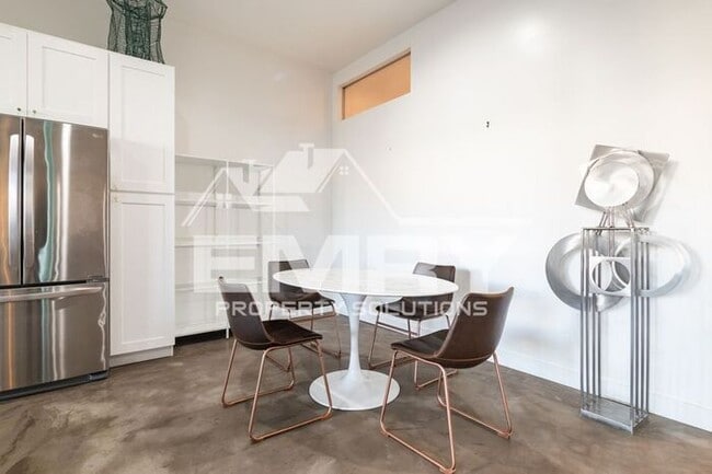 Building Photo - Prime Commercial Office Space Available Beverly Blvd Los Angeles