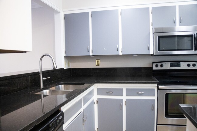 Building Photo - Charming 2BR 2.5BA Townhouse for Rent!