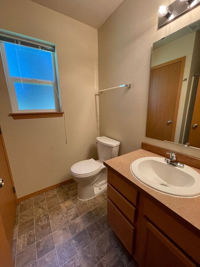 Foto del edificio - Beautiful Spacious 4 Bedroom 2.75 Bathroom Home in Quiet Coupeville Neighborhood!