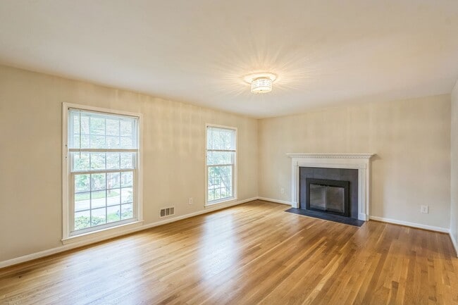 Foto del edificio - 5Bd/3 Bth expansive Family Home with Private Backyard & Premium Upgrades!