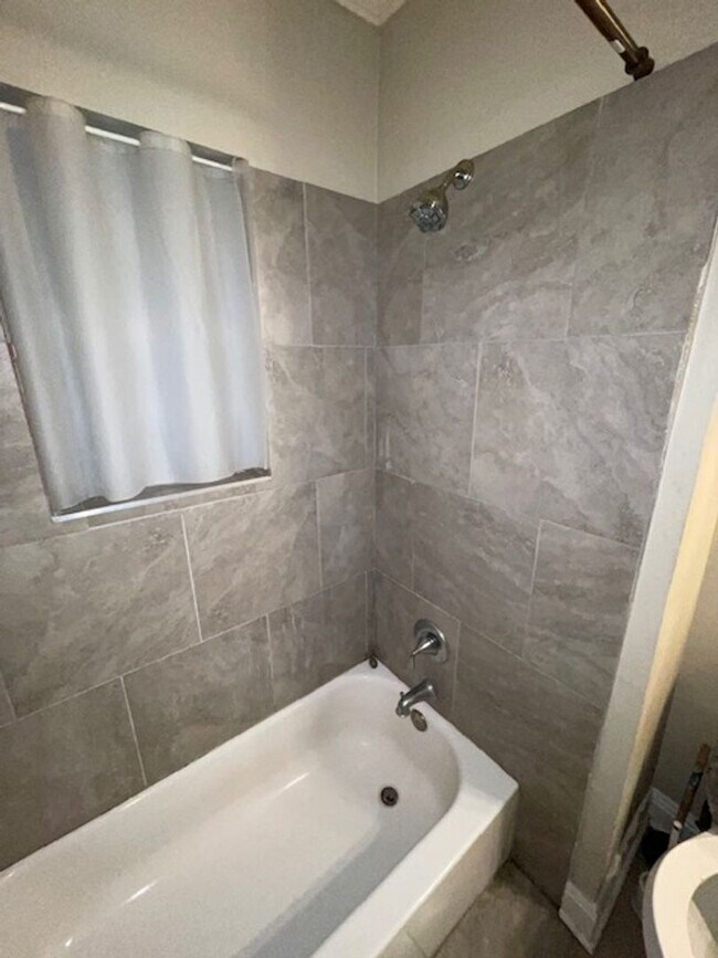 Foto del edificio - 3 bedrooms 1 bath
