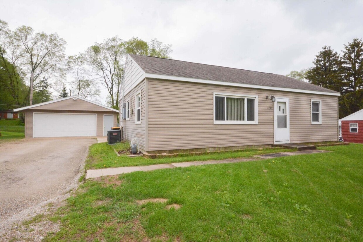 Primary Photo - Extra large fenced yard in quiet neighborhood