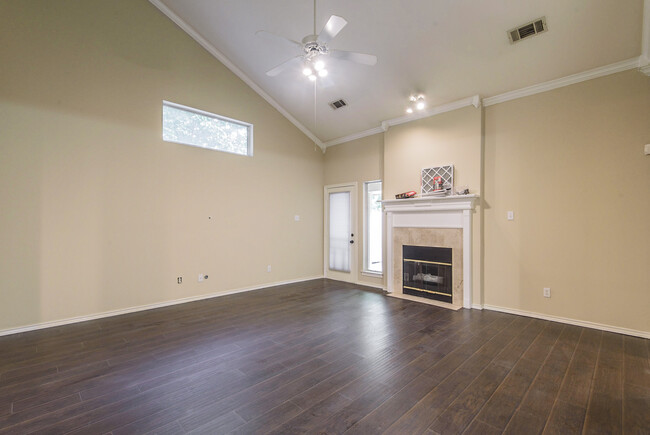 Building Photo - 447 Oak Leaf Dr
