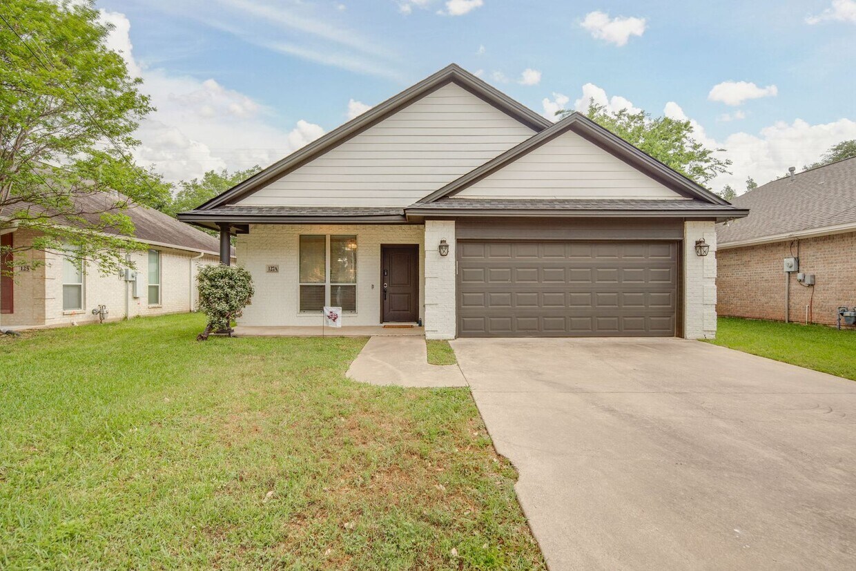 AUGUST PRE-LEASE! 3 Bedroom 3 Bathroom Ho... - AUGUST PRE-LEASE! 3 Bedroom 3 Bathroom Ho...