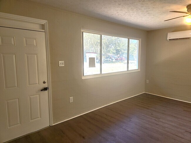Foto del edificio - Charming 2 bedroom 1 bathroom Holly Hill home