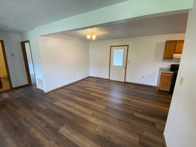Foto del edificio - Looking for a spacious 3 bedroom 2 bath ho...