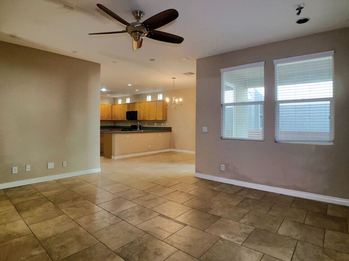 Building Photo - 4 Bedroom Home in Lone Mountain