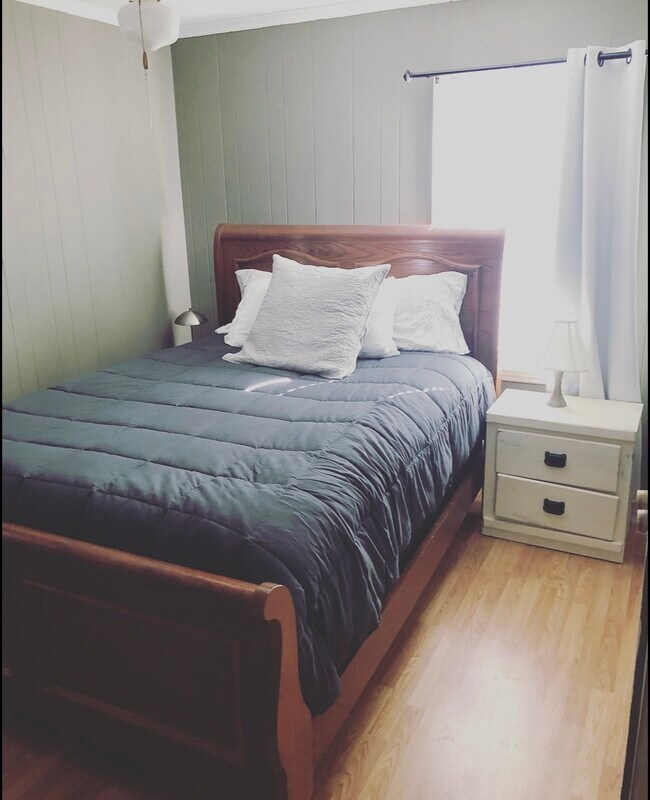 Bedroom with queen bed - 107 S Glenwood Trl