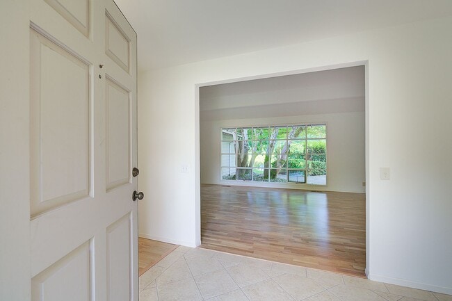 Building Photo - 4Bd/2.5Ba Clyde Hill Home