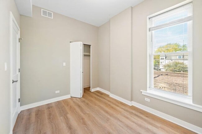 Building Photo - 3 bedroom in Chicago IL 60657