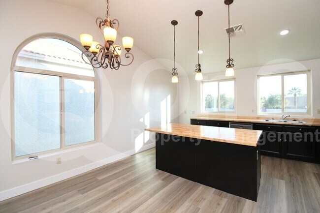 Foto del edificio - 1417 E Mineral Rd