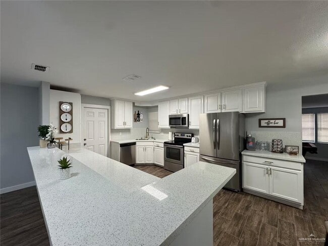Building Photo - 3000 Royal Palms Cir