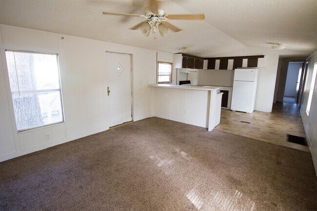 Building Photo - 11 Thrasher Ln W