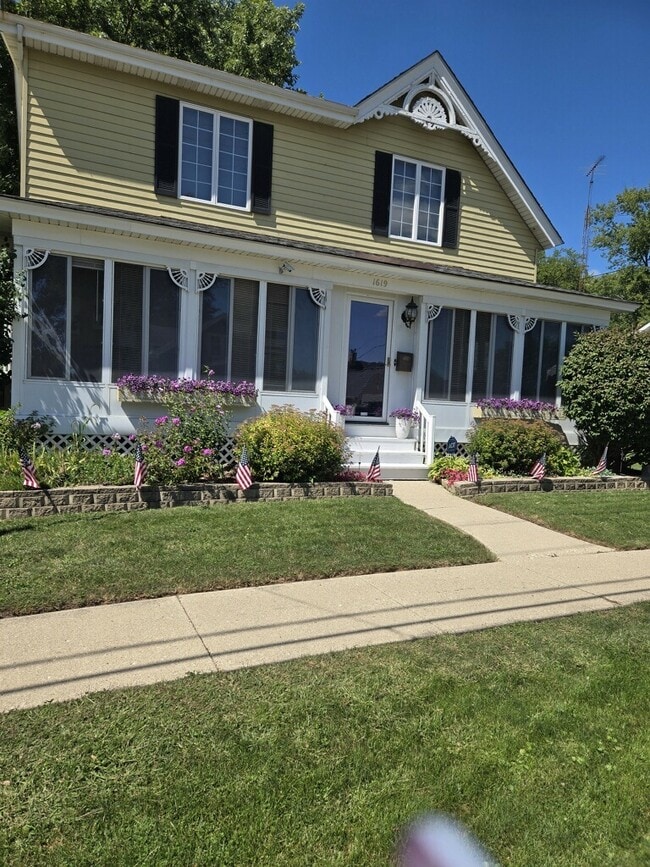 Building Photo - 1619 Riverside Dr