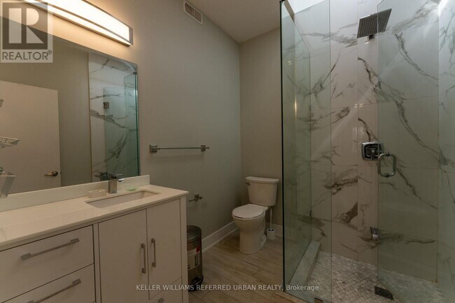 Photo du bâtiment - 400 Queen St W