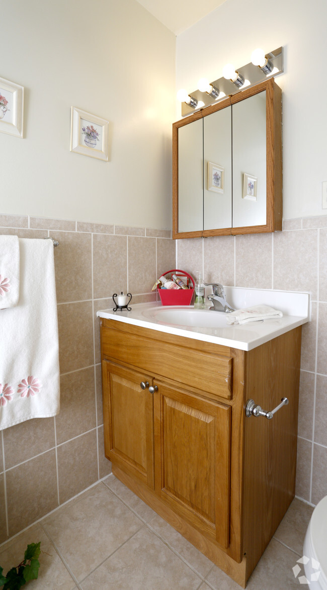 Bathroom - White Pine Townhomes and Apartments