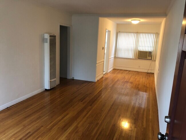 Dining room with kitchen entry - 1607 W Victory Blvd