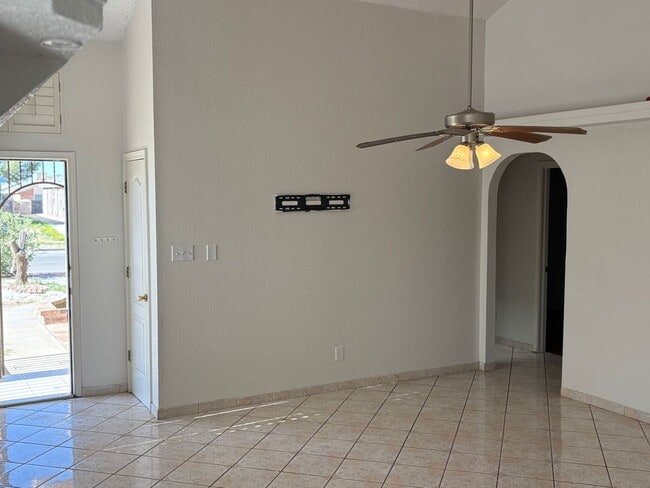 Building Photo - Charming 3 bedroom, 2 bath home in East El...