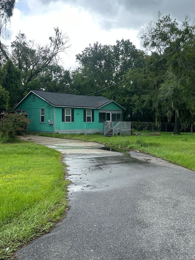 Building Photo - Fully Renovated 3/1.5 Available for Immedi...
