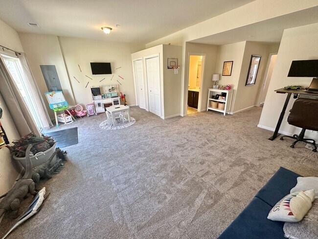 Building Photo - Lovely 4 BR/3.5 BA Townhome in Upper Marlb...