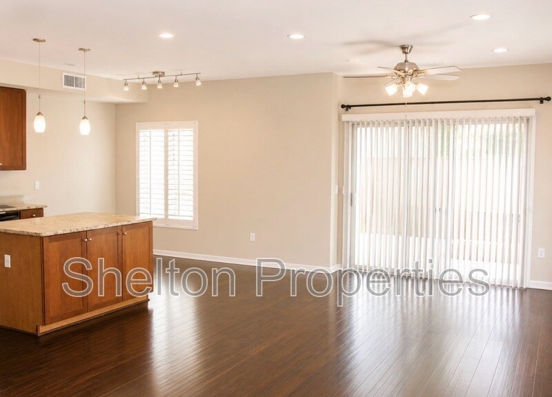 Foto del edificio - 525 W Lakeside Dr
