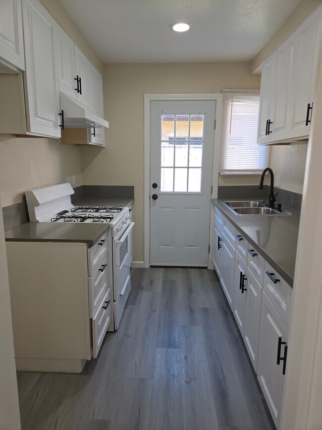 Foto del edificio - 2433 E Garvey Ave N