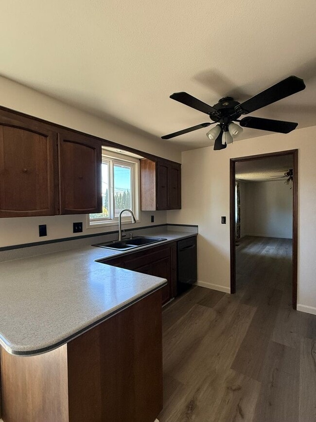 Building Photo - Stunning Pet Friendly Three Bedroom Corval...