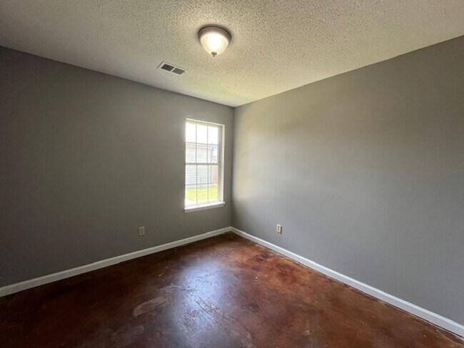 Foto del edificio - Very Nice 3 Bedroom 2 Bath Home with a Fen...