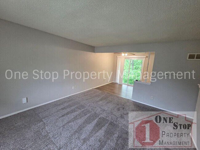 Foto del edificio - Renovated 3-bedroom, 2-bathroom home in Lee's Summit!