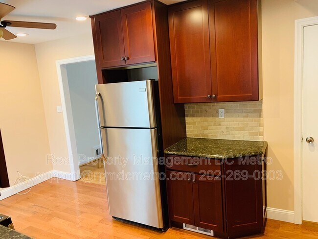 Building Photo - 643 Farragut Pl NE