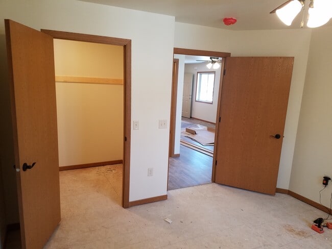 Building Photo - 2421 Sessions St
