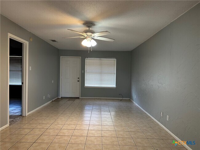 Building Photo - 1051 Country Club Dr