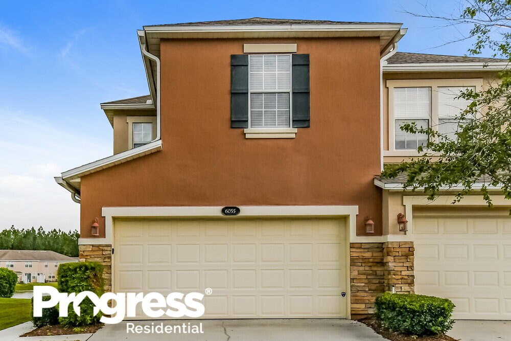 Foto principal - 6055 Bartram Village Dr