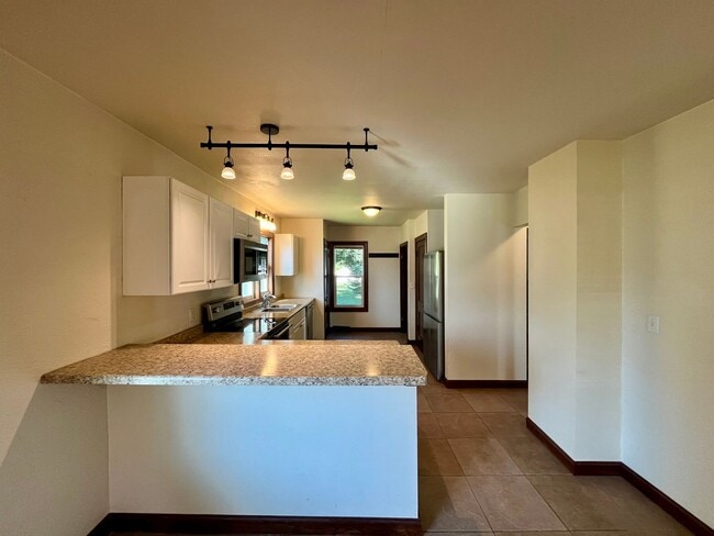 Building Photo - Large 3 Bed 2 Bath Single Family Home in M...