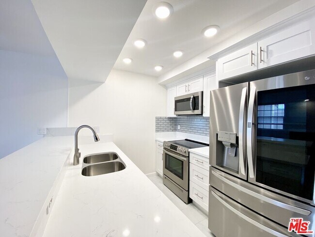 Building Photo - 740 N Kings Rd