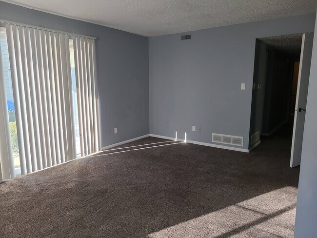 Building Photo - 83 Manor Dr