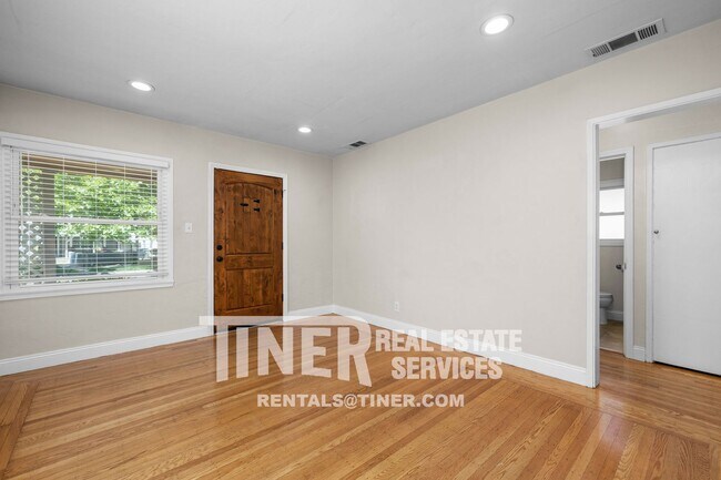 Building Photo - Charming E. Sac Bungalow