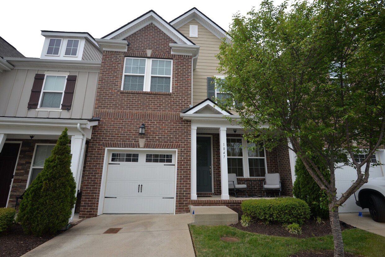 Primary Photo - 1047 Livingstone Ln