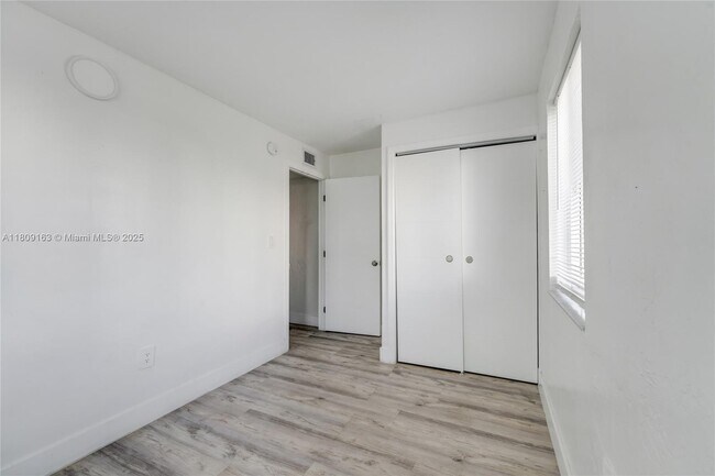 Foto del edificio - 1630 NW 18th St