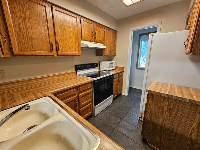 Large kitchen with pantry. - 3509 Queen Anne Way