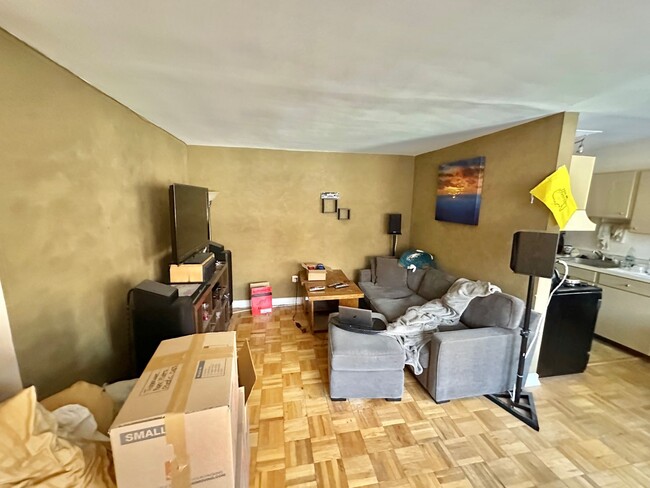 Building Photo - Glover Park Top floor unit with loads of s...