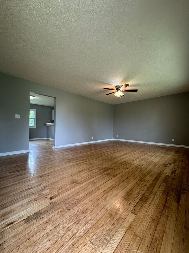 Foto del edificio - Big Beautiful 4 bedroom 2 full bath home 2...