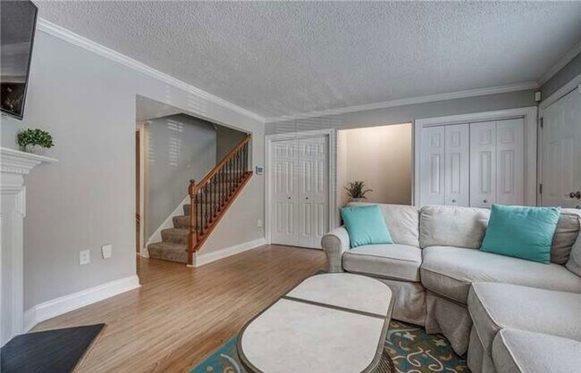 Building Photo - Beautiful, Updated 3-4 Bedroom Townhome in...