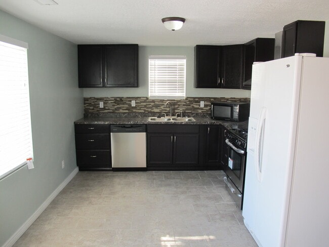 Building Photo - 2 Bedroom West Valley Home - HUGE Yard, av...