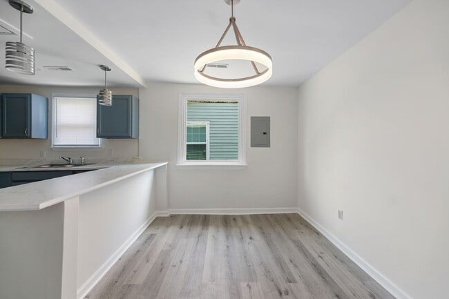 Building Photo - Charming Urban Living