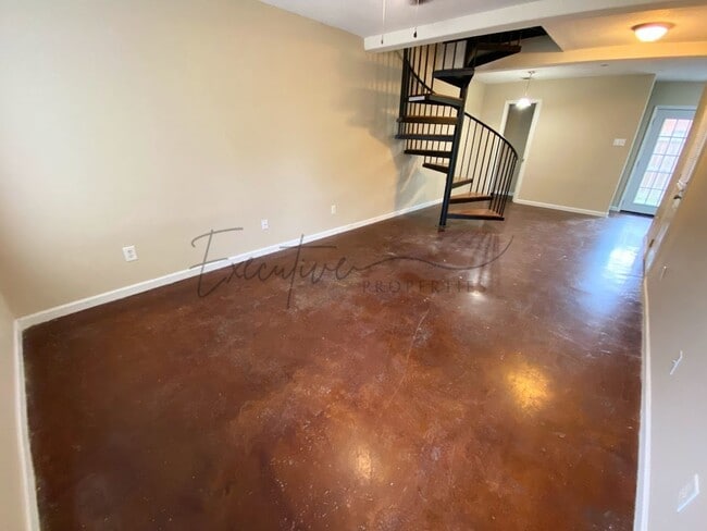 Building Photo - 2-Bed, 2.5-Bath Townhouse – Walk to McNeese State University!